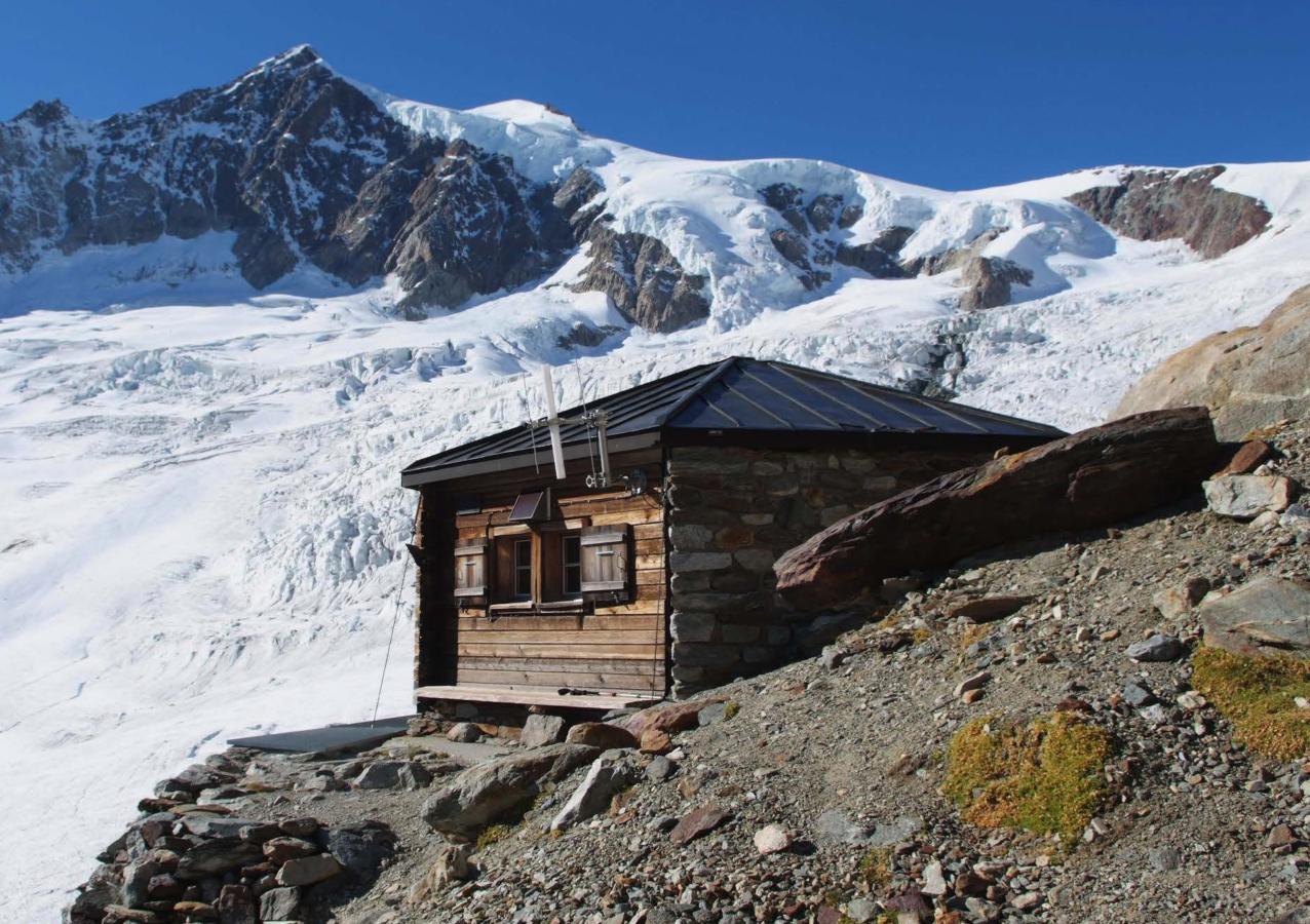 Reconstruction du bivouac Mittelaletsch CAS