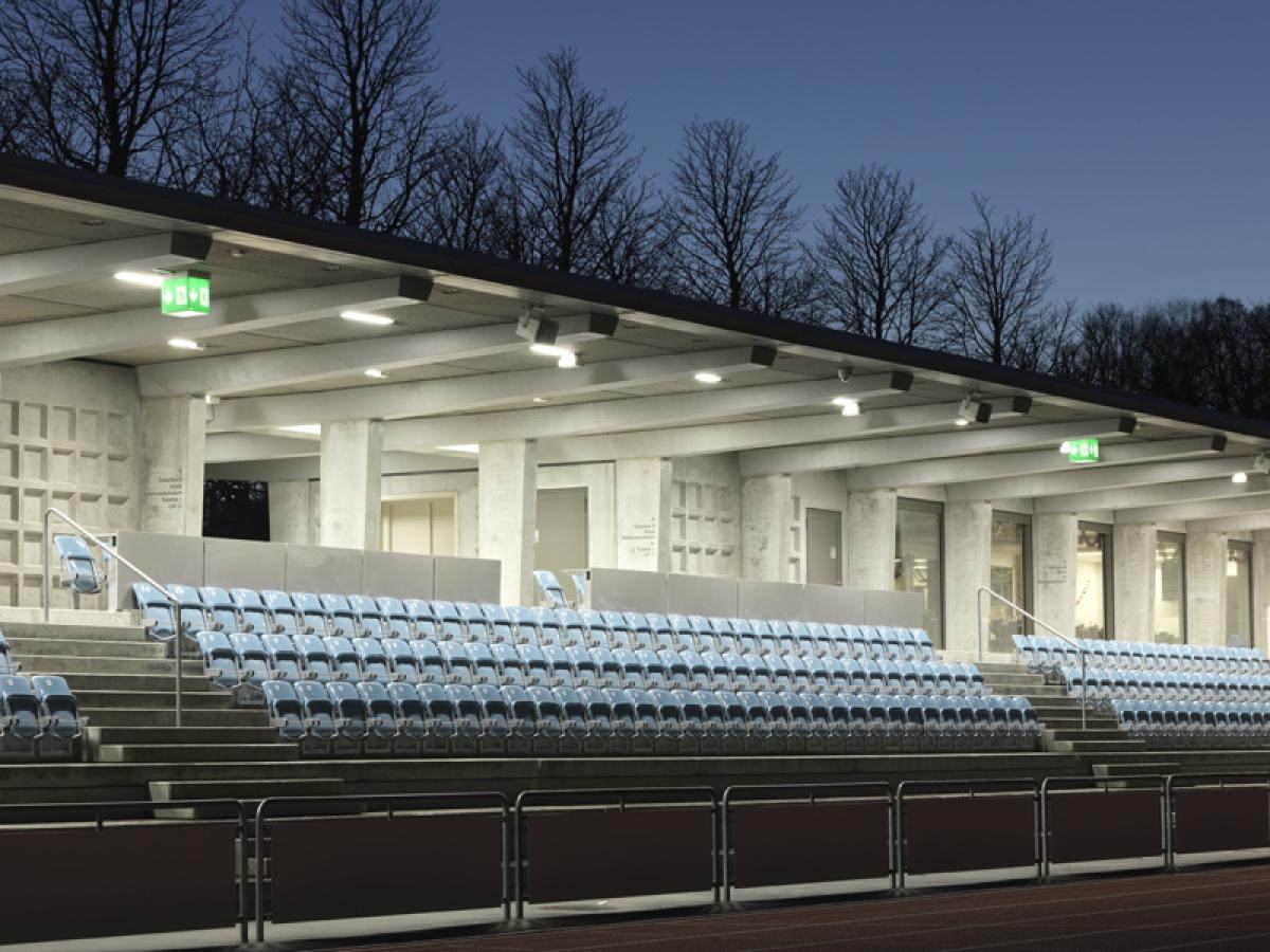  LA-Stadion St. Jakob, Neubau Tribünengebäude