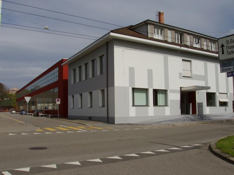 20180220083628_568_2005-_Nordfassade_und_Kopfbau_der_neuen_Metalli__rot_Neubau.jpg